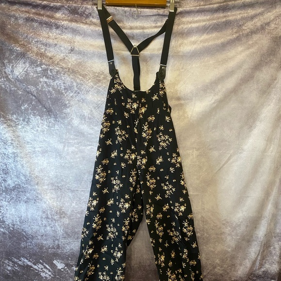 Forever 21 wide leg bibbed romper pants with suspenders - Picture 2 of 6